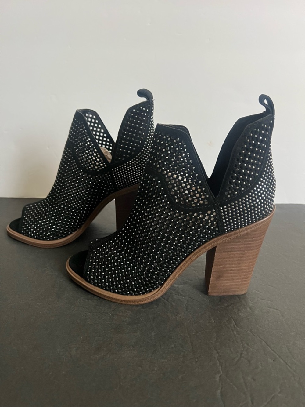 Vince Camuto Kiminni Black Open Toed Shoes, 7M